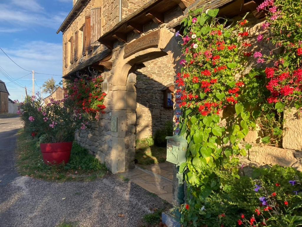 Gite Lo Soulenquo à Fonteilles Golinhac Extérieur photo